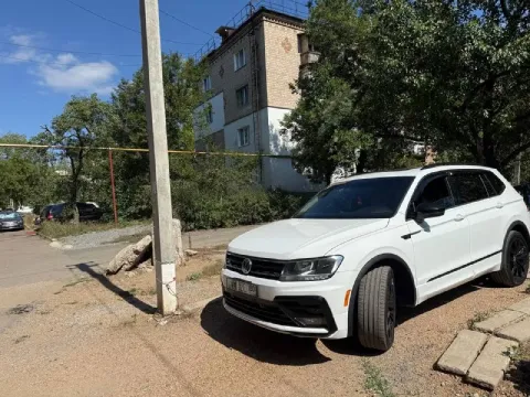 Volkswagen tiguan 11/20 с минимальными повреждениями. Пробег 120000км, безопасность вся целая, пробе... - фотография