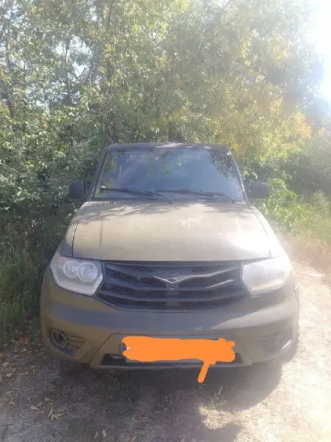 Срочно!!! продам или обмен!!! уаз патриот 2015 года на сво не был! цена 700000 руб. торг у капота сн... - фотография