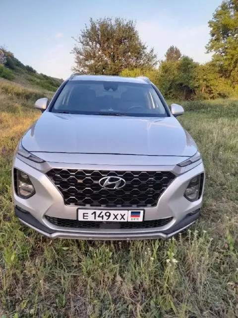 Продам авто hyundai santa fe 2019г дождя, парктроники, подогрев сидений, подогрев руля, полный приво... - фотография