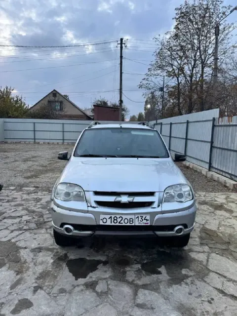 Нива шевроле год 2009 документы чистые оформлена на меня продаю шевик на боевом ходу резина новая, п... - фотография