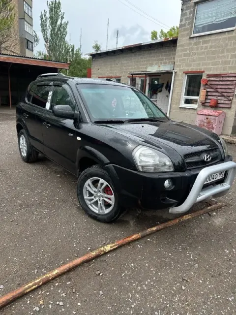 Продам hyundai tucson, кузов не гнилой, но есть момент на фото видно, нужно выровнять дверь и арку и... - фотография