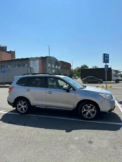 Subaru forester sj 2015 год 175 000 км пробега двигатель 2.5 комплектaция макcимальнaя: люк, кожaный... - фотография