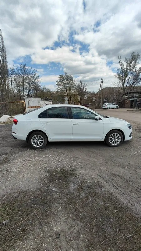 Skoda rapid 2021 цена, ₽: 1800000 пробег, км: 49 000 количество дверей: 5 поколение: ii (2019—2025) ... - фотография