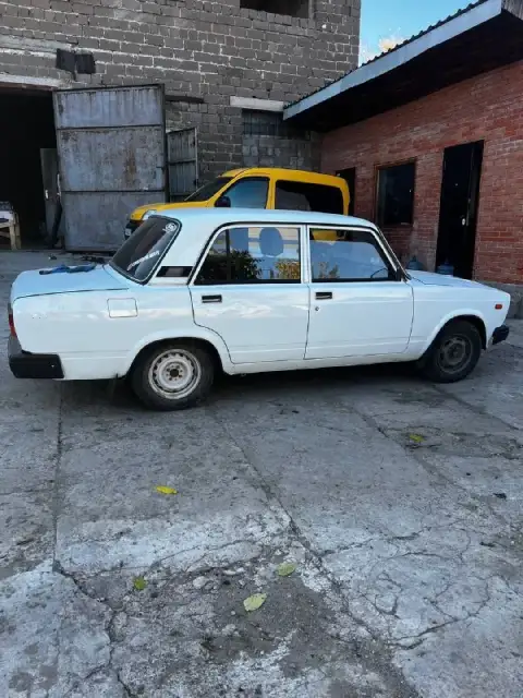 Продам 2107 дно в идеале кузов также мотор коробка без нареканий резина хорошая стоит музыка по доку... - фотография