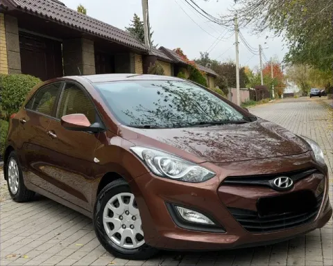 Продам hyundai i30 год:2013 пробег :158.000 двигатель:1.6 коробка :автомат без дтп автомобиль в идеа... - фотография