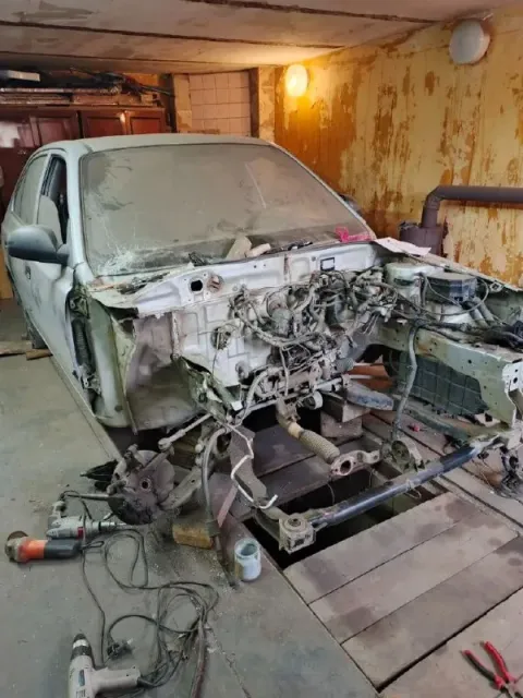 Hyundai акцент 2001 г 1.5 16v. битый в правую перед. сторону. больше половины работ сделано. почти в... - фотография