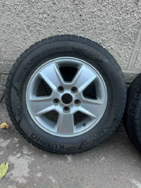 Продам колеса на зимней резине kumho 195/65/15 114,3x5, вылет 47 колеса без ремонта причина продажи... - фотография