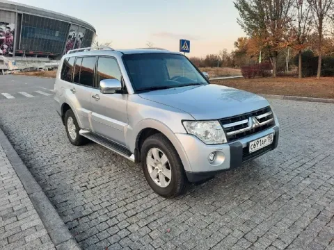 Продам mitsubishi pajero wagon 2008г. Машина вся в заводском окрасе. Мотор 3.0 газ-бензин. Пробег 14... - фотография