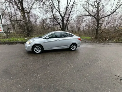 Продам hyundai solaris. год 2013. пробег 240.000 км. двигатель 1.6. кпп механика. два ключа. два ком... - фотография