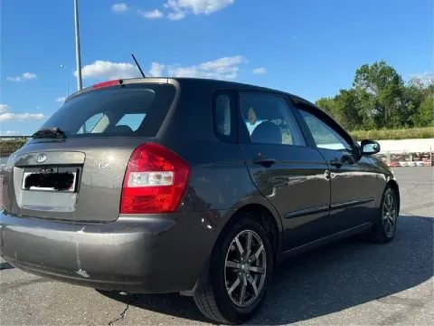 Продаю kia cerato 1 поколения, хетчбэк. ✅ год: 2005 ✅ пробег: 216.000 оригинальный ✅ двигатель: 1,6 ... - фотография