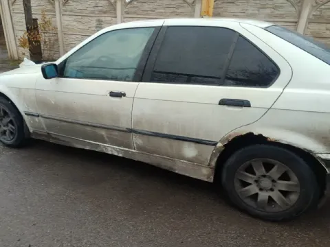 Продам bmw 316 на полном ходу, но руки приложить прийдется. двигатель 1.6 резина зема. 200 т. р. +79... - фотография