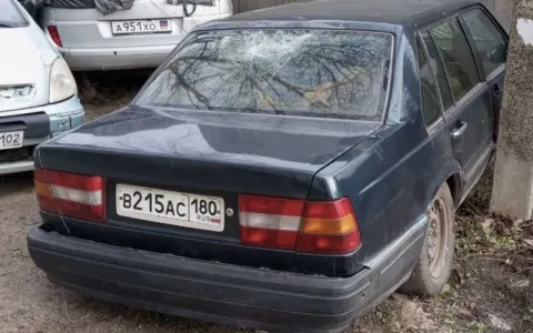 Вольво 960 бензин 3,0 на 3словном ходу, требует замены 3 стекол и установки зад пружин, и дособирать... - фотография