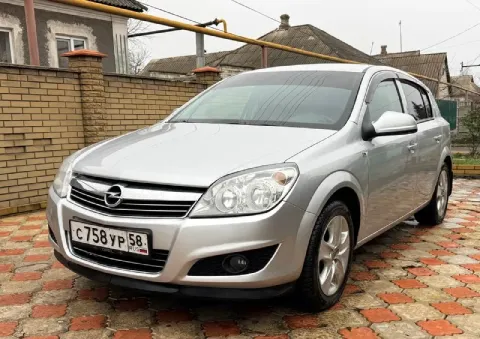 Продам opel astra 2012 года 1.6 115 л. с механика бензин газ евро 4 пробег 190 т у авто 2 собственни... - фотография