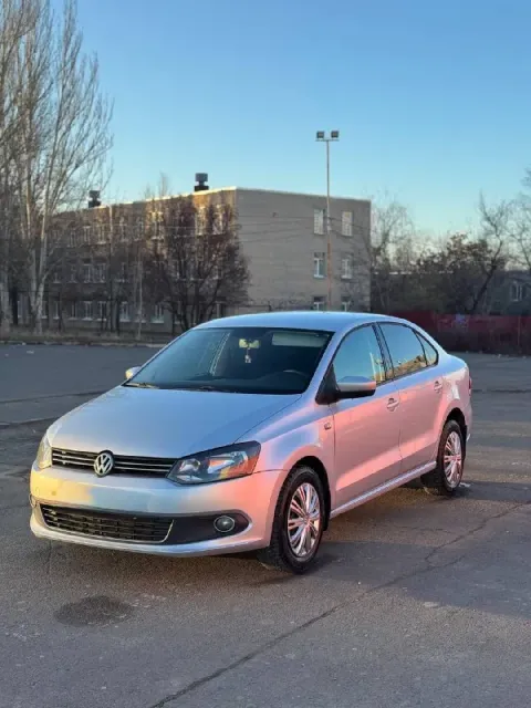 Продам volkswagen polo год выпуска-2011 объём двигателя-1.6( отличный, надежный мотор) коробка перед... - фотография
