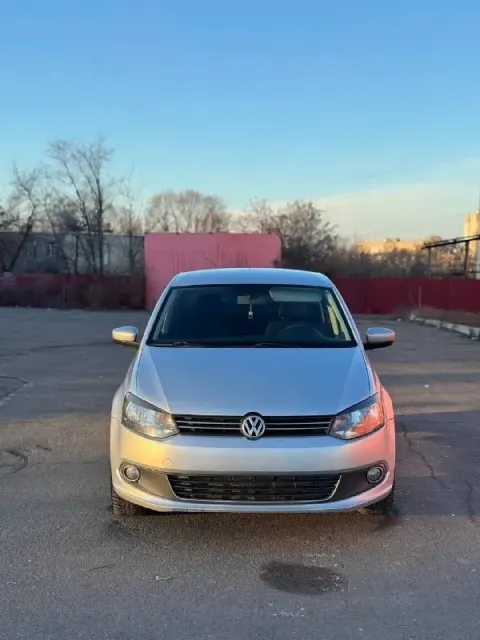 Продам volkswagen polo год выпуска-2011 объём двигателя-1.6( отличный, надежный мотор) коробка перед... - фотография