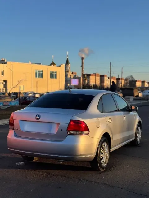 Продам volkswagen polo год выпуска-2011 объём двигателя-1.6( отличный, надежный мотор) коробка перед... - фотография