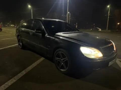 Продам mercedes w220 s500 лонг на ходу по кузову есть митины лобовое разбита диски р 18 резина лысая... - фотография