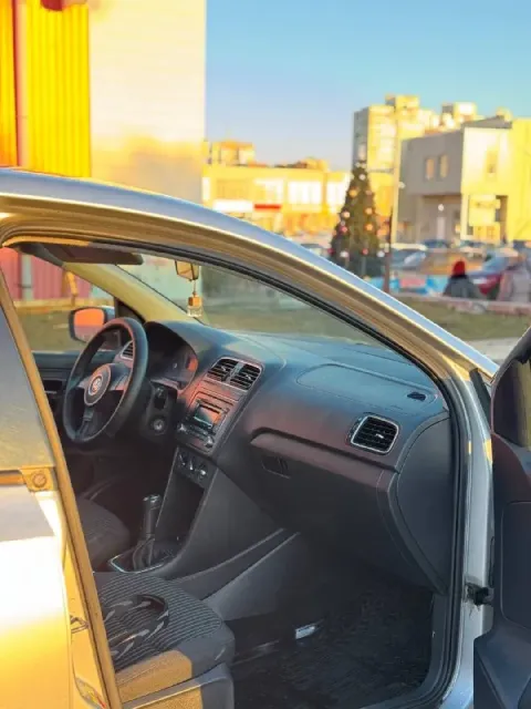 Продам volkswagen polo год выпуска-2011 объём двигателя-1.6( отличный, надежный мотор) коробка перед... - фотография