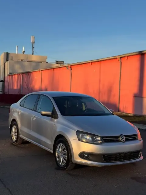 Продам volkswagen polo год выпуска-2011 объём двигателя-1.6( отличный, надежный мотор) коробка перед... - фотография