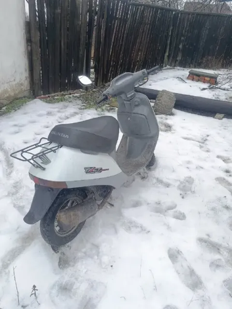 Продам -скутер honda takt af16,мотор после капиталки стоит новый коленвал, карбюратор, подшипники по... - фотография