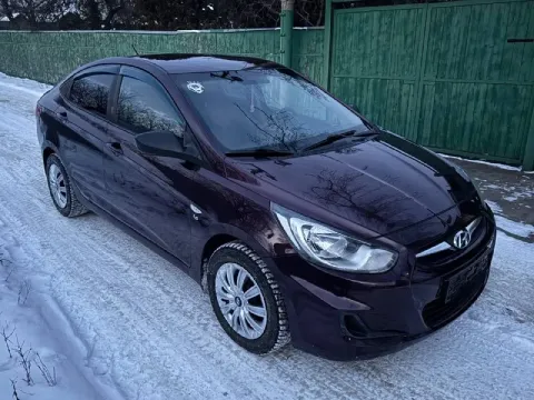 Hyundai solaris год выпуска: 2012 двигатель: бензин 1.6 пробег: 175 тысяч коробка: механика 5-ст пол... - фотография