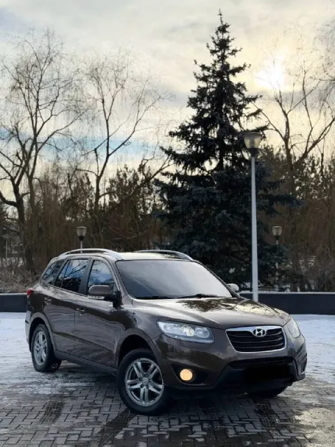 В продаже hyundai santa-fe 2012 года большой семейный автомобиль на бензиновом моторе 2.4 литра и по... - фотография
