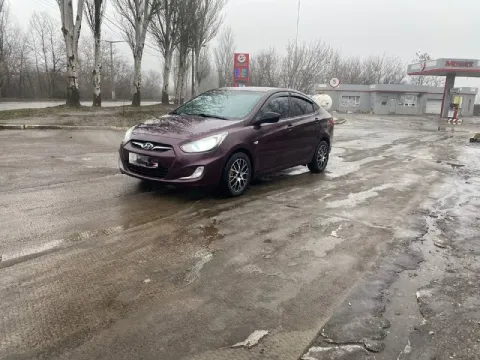 Продам hyundai солярис 2012 года мотор 1.6 коробка автомат, пробег 200 тыс км (оригинальный), цена 7... - фотография