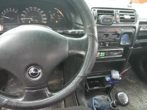 Срочно продам opel вектра а 1989 года 2 литра инжектор на ходу всё работает резина зимняя есть музык... - фотография