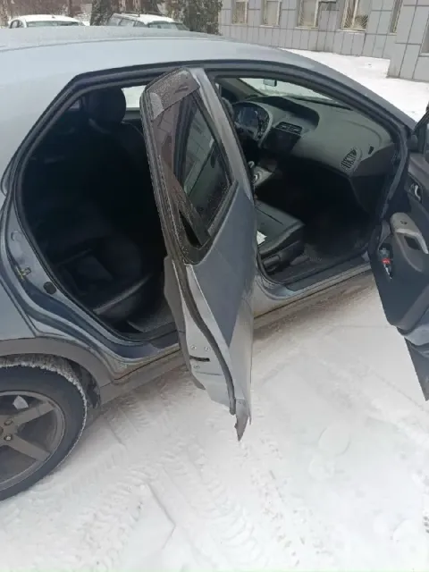 Honda цивик. 2008 г. в. 1.8 коробка робот. авто на полном боевом ходу. бензин газ двигатель контракт... - фотография