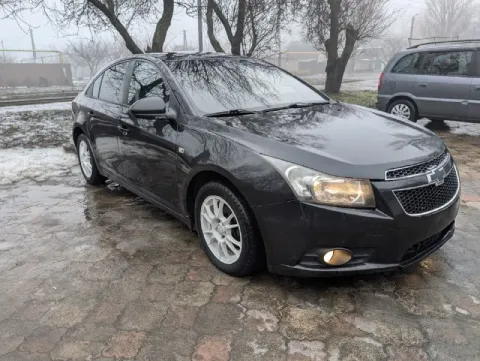 Г. Донецк продаётся chevrolet cruze 2011 года — надёжный и комфортный седан для города и трассы. Отл... - фотография