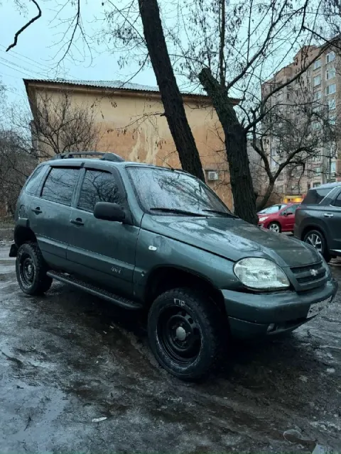 Продам ниву chevrolet машина 2006 года, рабочая лошадка, состояние на свой возраст, есть ржавчина на... - фотография