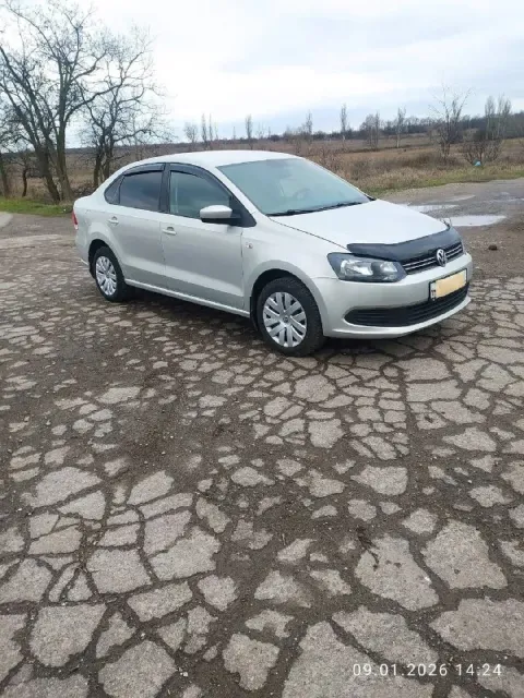 Продам. volkswagen поло седан. 2015 г в. пробег 120000 км. 1 хозяин, родной окрас, стекла родные, зе... - фотография