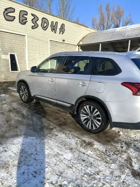 Продам mitsubishi аутлендыр 2019г. Объем -2.0 cvt вариатор. Пробег 110 тыс. 2 комплекта резины. Цена... - фотография