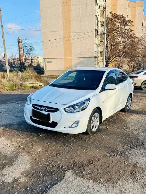 Hyundai solaris 2012. автомат. машина в хорошем состоянии пробег 178 тыс шепчет, коробка не пинает!... - фотография
