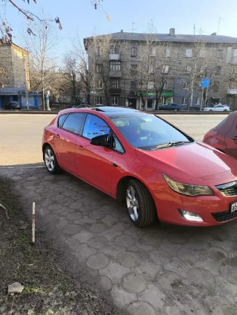 Продам opel astra j 2011г. в. 1,4 турбо, бензин. автомат. пробег 156 тыс. км. два комплекта колес ав... - фотография
