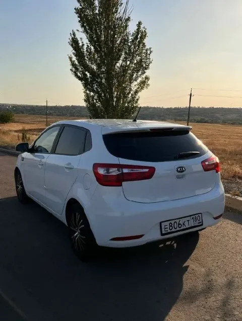 Продам kia rio 2013 г. В. , бензин 1.4, 107 л. С. , мкпп, пробег 293к. , в родной краске, без рыжико... - фотография