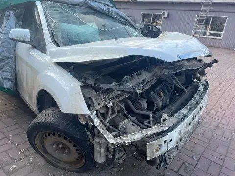 Продам ford фокус 2 после дтп. 2.0 механика (коробка, двигатель целые) пострадала только передняя ча... - фотография