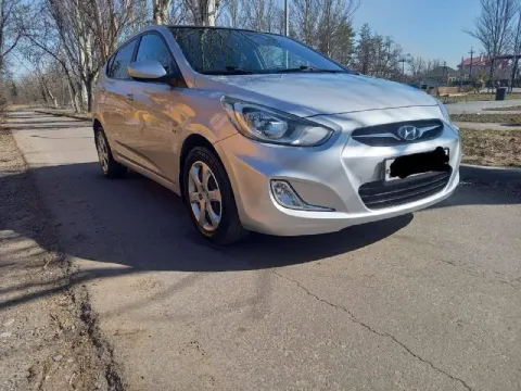 Продам hyundai solaris. 2014 года обьем мотора 1,6. остекления родное включая лобовое, техосмотр про... - фотография