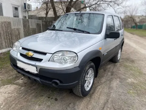 Шевроле нива, chevrolet niva 2010 год, родной окрас, стекла родные, хорошая резина на литых дисках.... - фотография