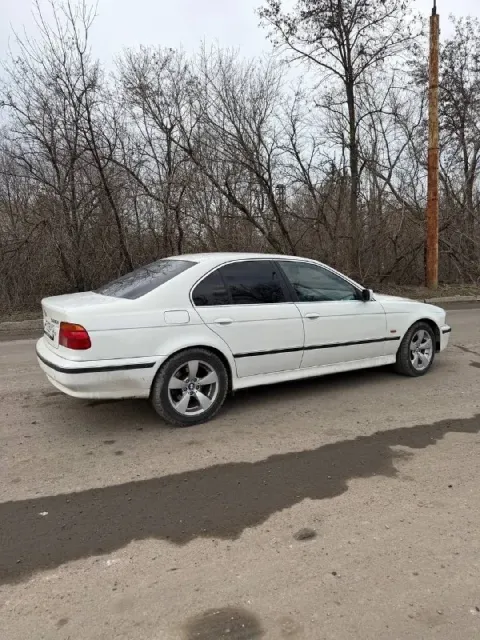 Продам bmw 5' e39 520i, на полном ходу, мотор работает отлично, не дымит не троит, масло не расходуе... - фотография