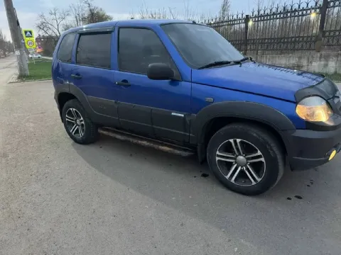 Продается шевинива ( chevrolet niva) владею два года. Я хозяин. На бежевом салоне. На чехлах (под ни... - фотография