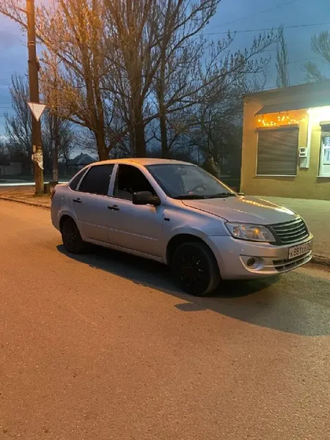 Продам ваз granta 2012г выпуска состояние нормально сел уехал ! из косяков видно по передним крылам... - фотография