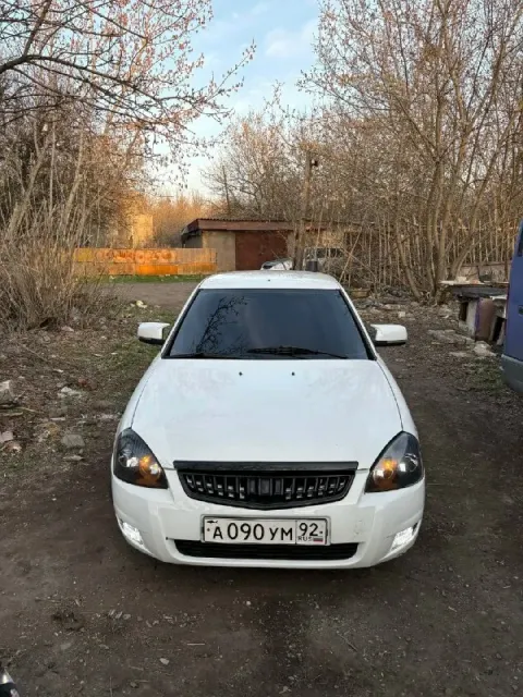 Продам ваз приору 2011 года мотор 1.6 v16 кпп 5 едет очень хорошо r15 диски подцветка салона прошивк... - фотография