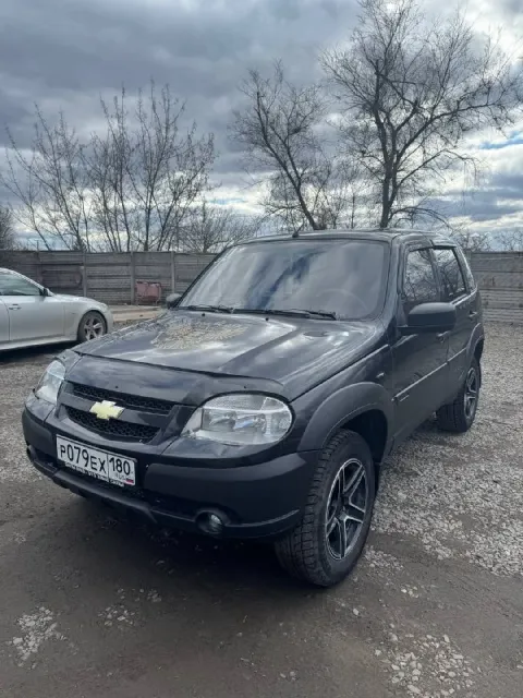 Chevrolet нива год 2006 пробег 300.000 цена 500.000₽ андроид магнитола с карплей и сабом проекция сп... - фотография