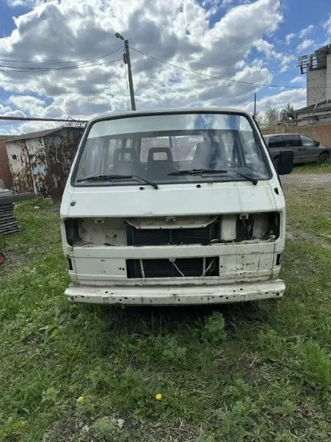 Продам volkswagen transporter 1988 года выпуска цвет белый пассажир 9 мест не гнилой мотор 1.7 под к... - фотография