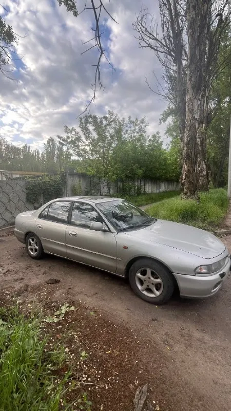 Mitsubishi галант 1993 года рождения. 2-х литровый. Люк работает. Она на ходу. Нужен ремонт ходовой,... - фотография