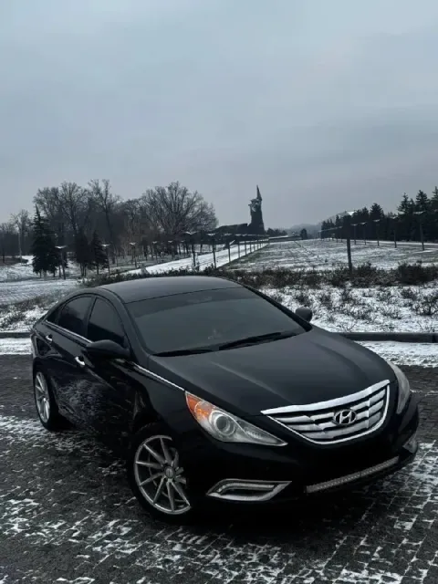 В продаже hyundai sonata 2011 года выпуска. автомобиль весь в родном окрасе! морда в бронепленке. мн... - фотография
