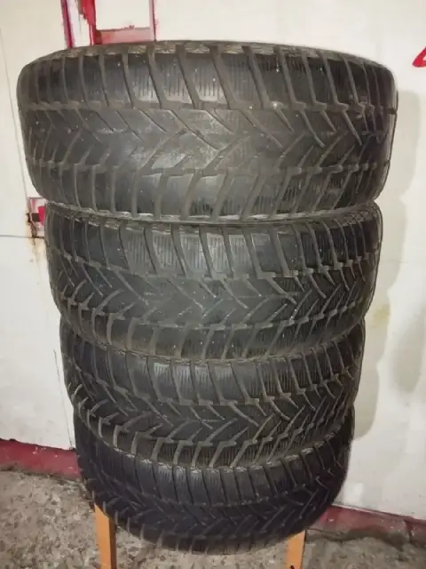 Продам шины и запчасти:
1. Dunlop r-19 265/55 комплект.
2. Montreal r-17 215/55 две шины.
3. Nokian ... - фотография