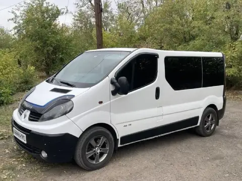 Срочно продам renault трафик 💣 год выпуска-2007. Обьем-2,0 dci. 115 🐎 кпп-механика цвет-белый ⚪️ баз... - фотография
