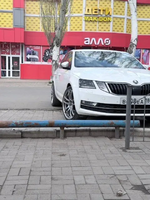 Продам свою любимую skoda octavia a7 fl 2017г.1.8 турбо в практичном белом цвете с мотором, в очень ... - фотография